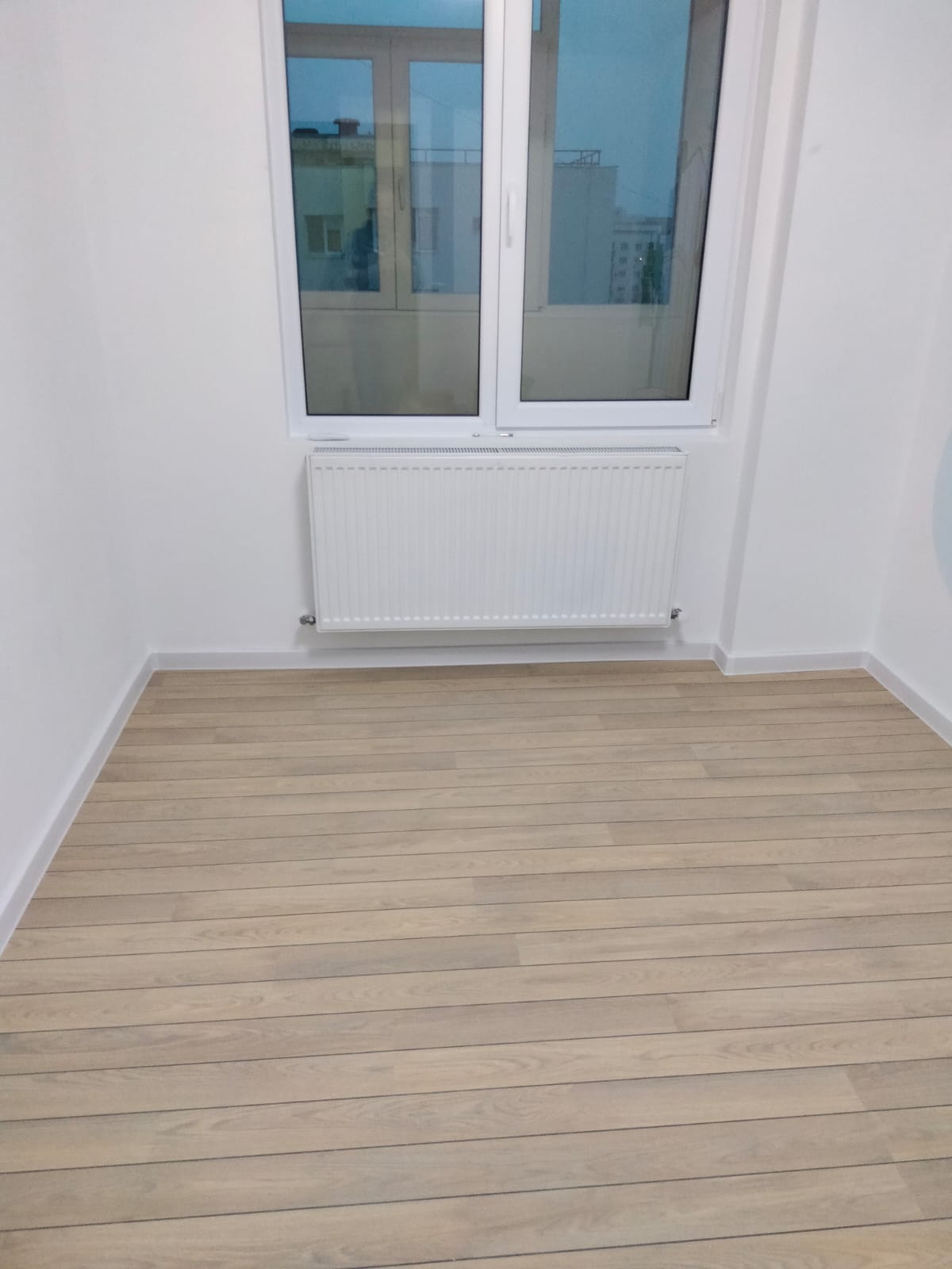 Cameră renovată complet, cu parchet laminat și calorifer nou