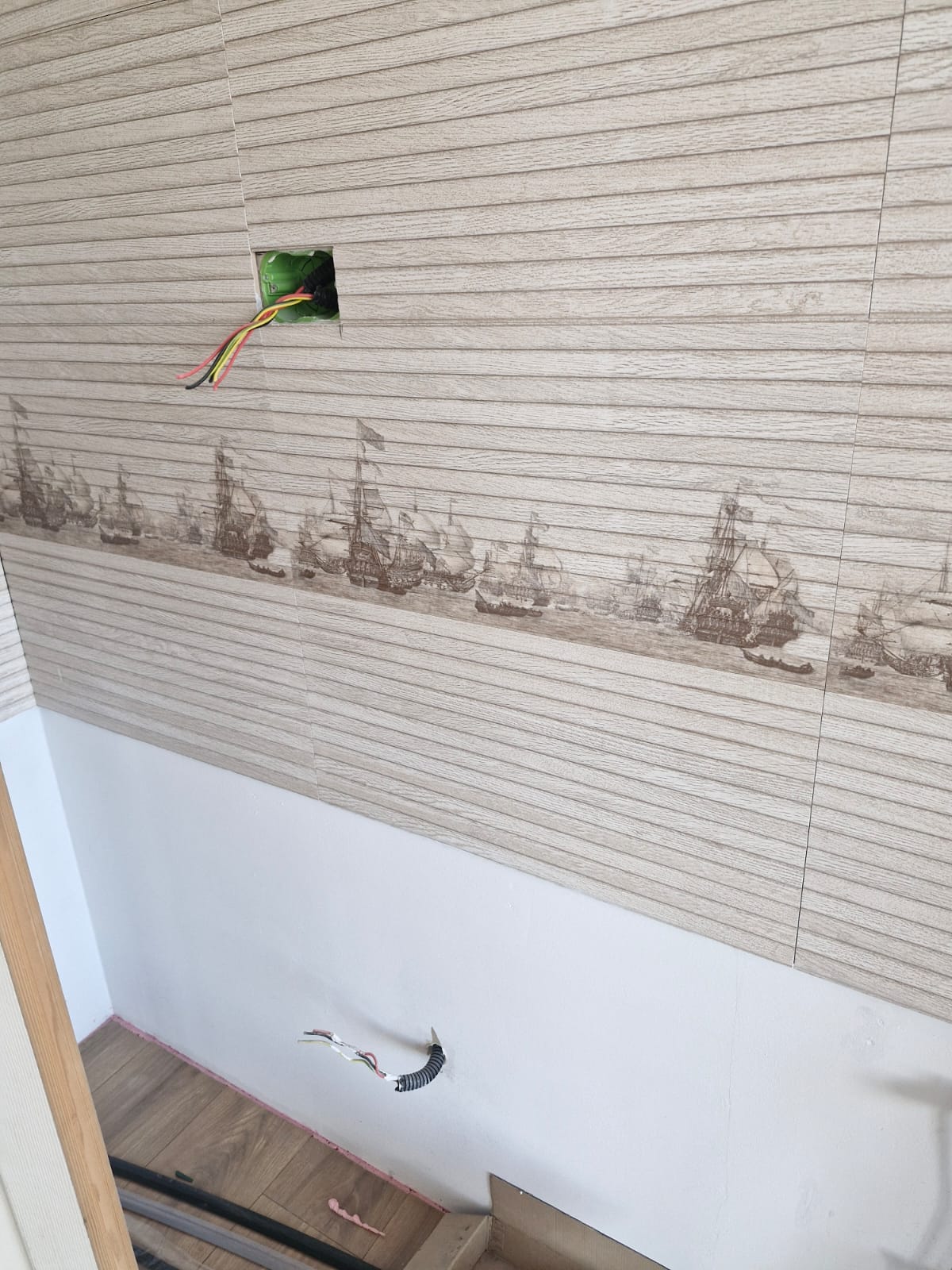 Faianță decorativă cu brâu, montată pe peretele bucătăriei